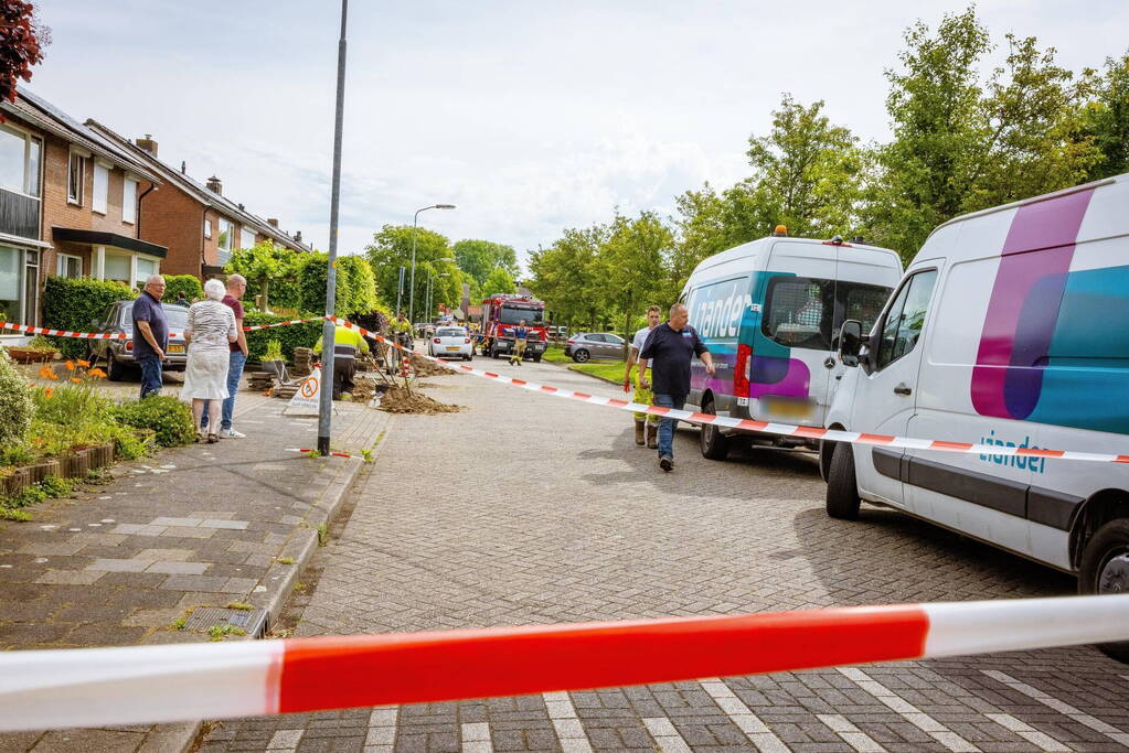 Dakpannen vliegen van dak door blikseminslag