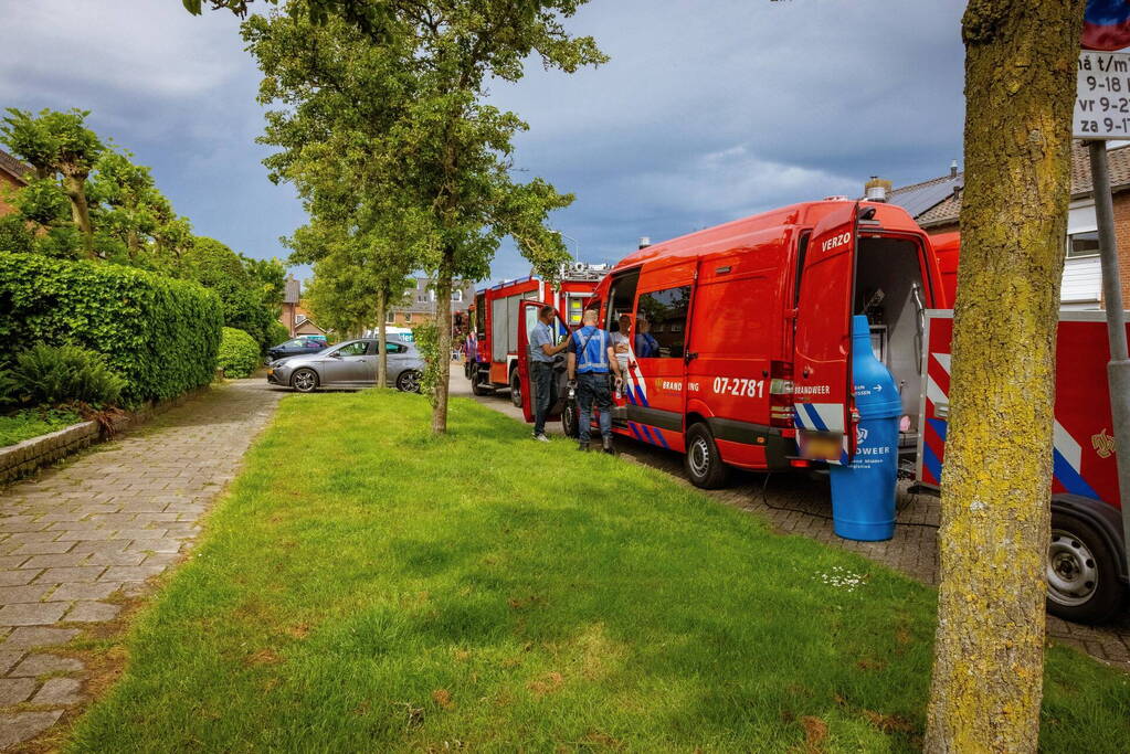 Dakpannen vliegen van dak door blikseminslag