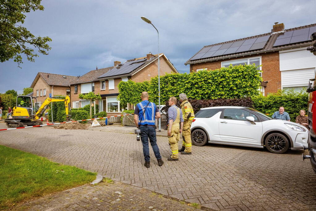 Dakpannen vliegen van dak door blikseminslag