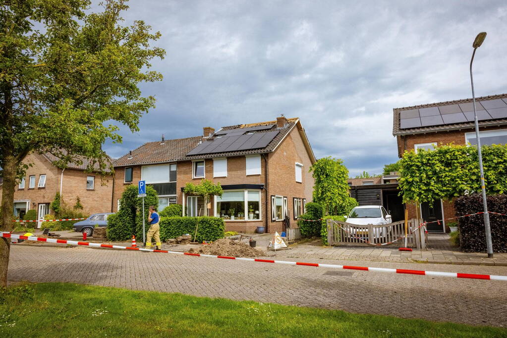 Dakpannen vliegen van dak door blikseminslag