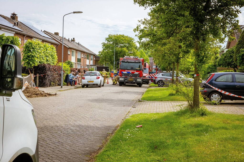 Dakpannen vliegen van dak door blikseminslag