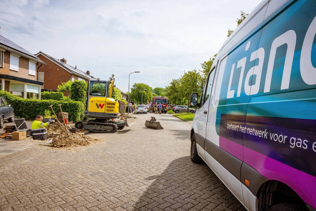 Dakpannen vliegen van dak door blikseminslag