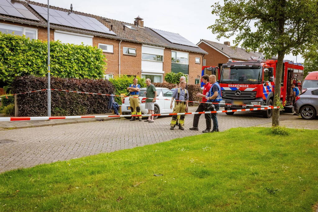 Dakpannen vliegen van dak door blikseminslag