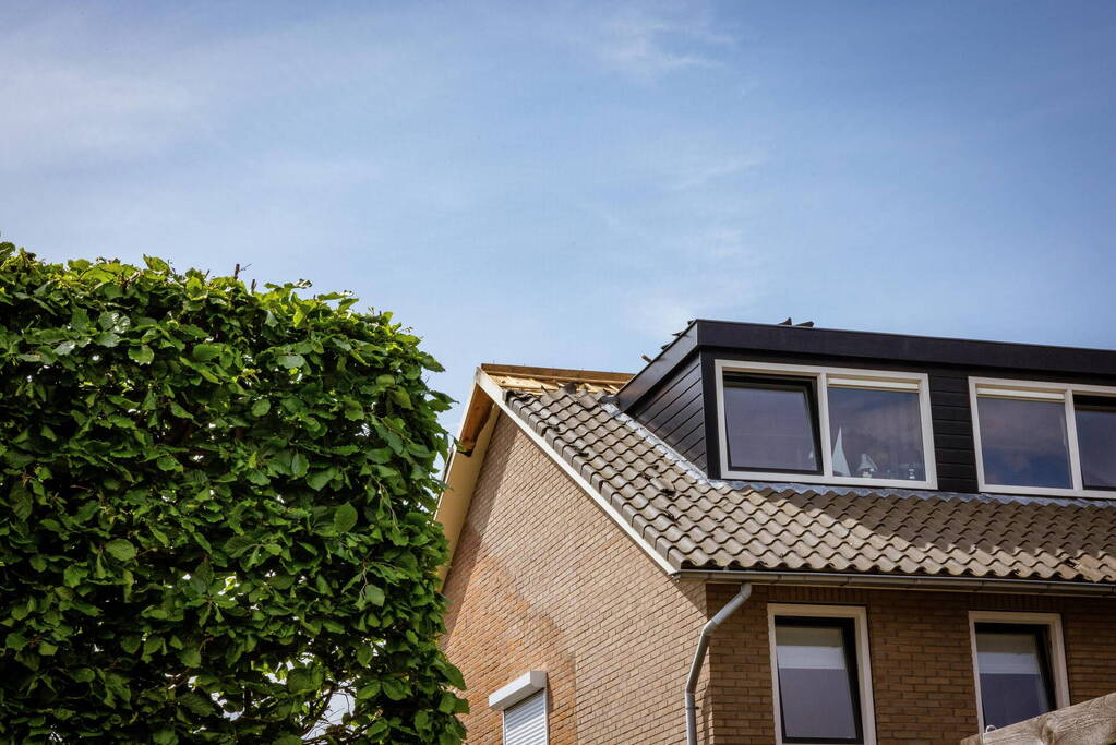 Dakpannen vliegen van dak door blikseminslag