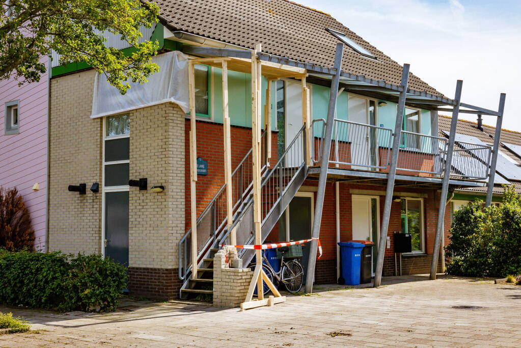 Woning gestut met houten palen na instorting