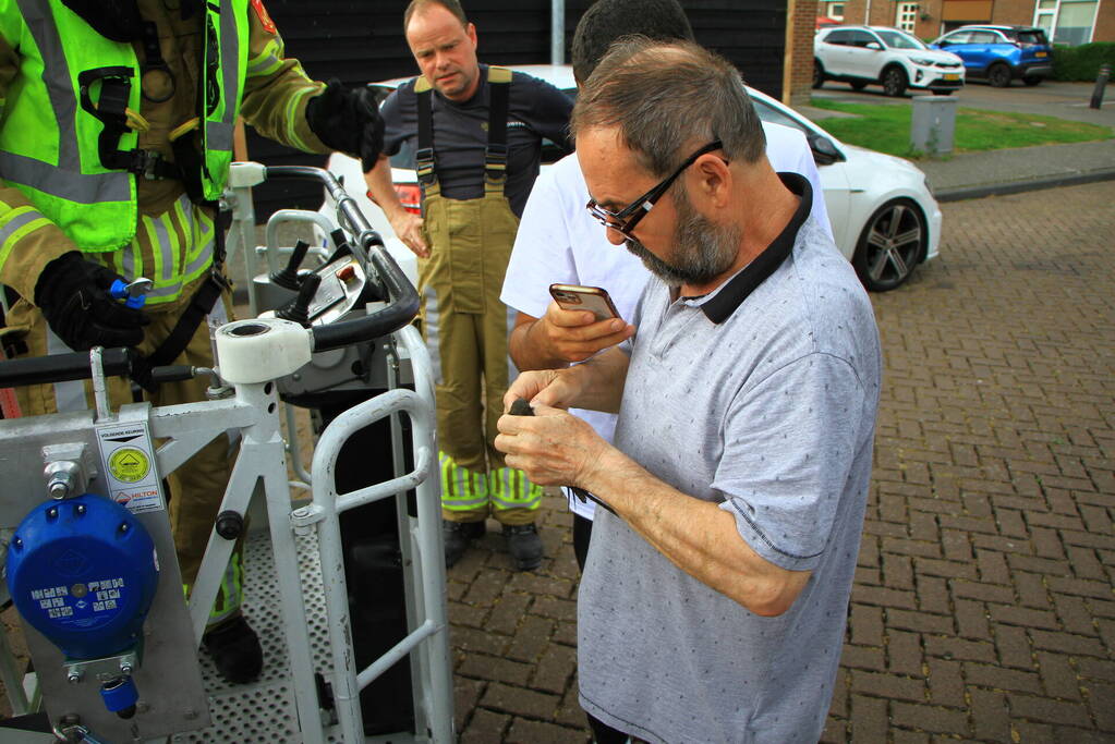 Brandweer bevrijdt zwaluw uit dakgoot
