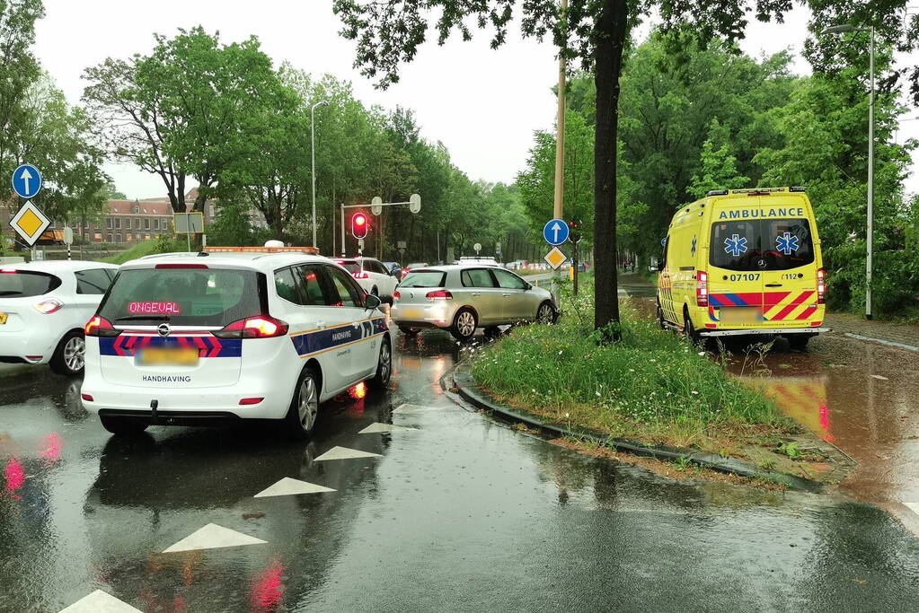 Auto botst op lantaarnpaal