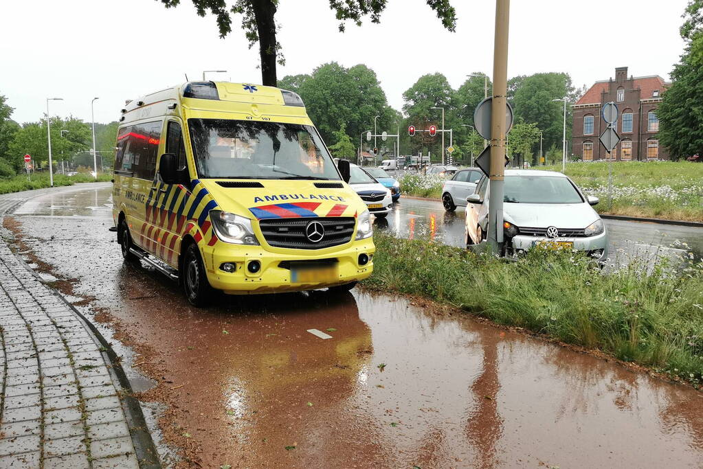 Auto botst op lantaarnpaal