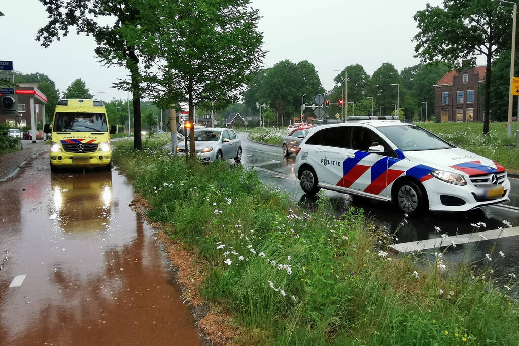 Auto botst op lantaarnpaal