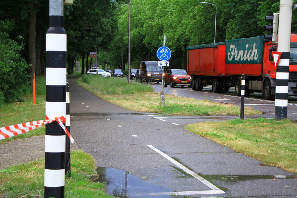 Straat afgezet na val enorme tak