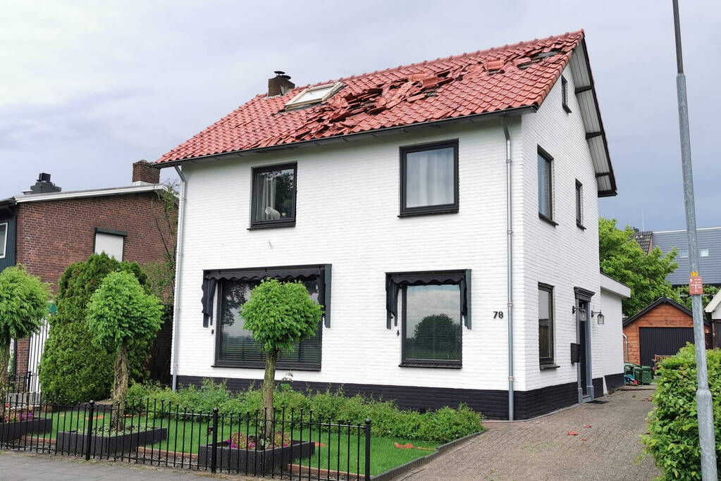 Dakpannen waaien van daken af door noodweer
