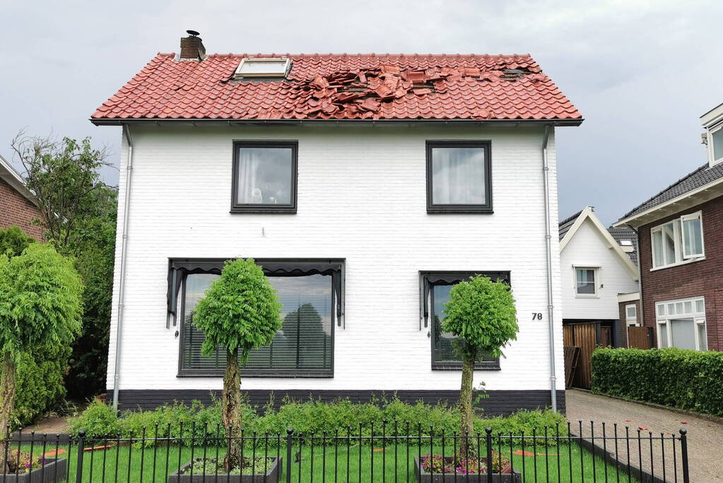 Dakpannen waaien van daken af door noodweer