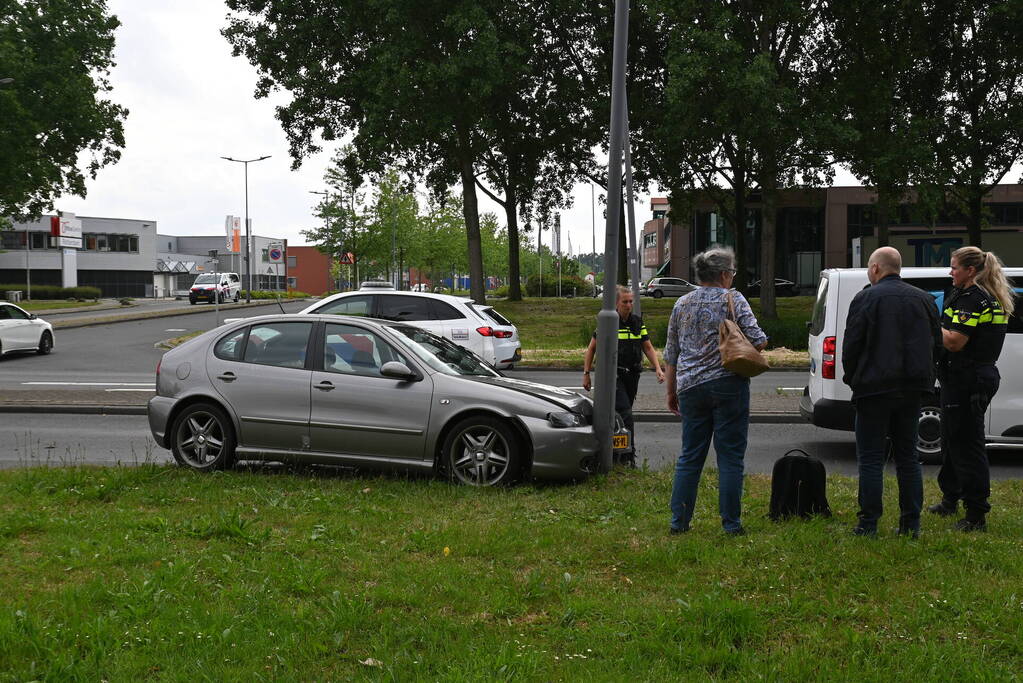 Auto eindigt tegen lantaarnpaal na voorrangsfout