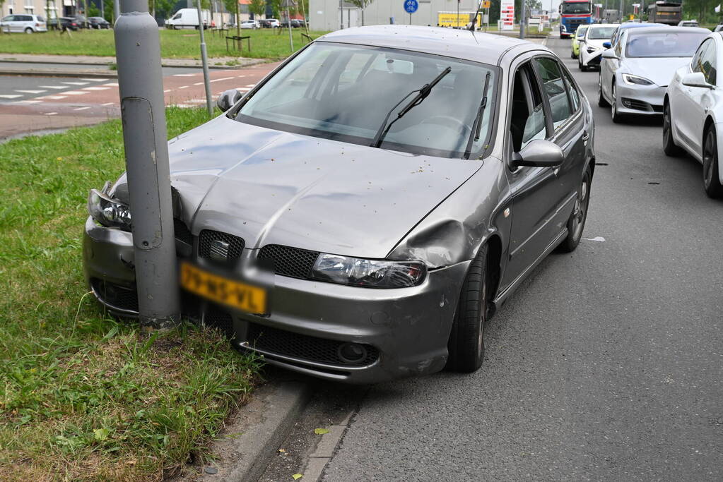 Auto eindigt tegen lantaarnpaal na voorrangsfout