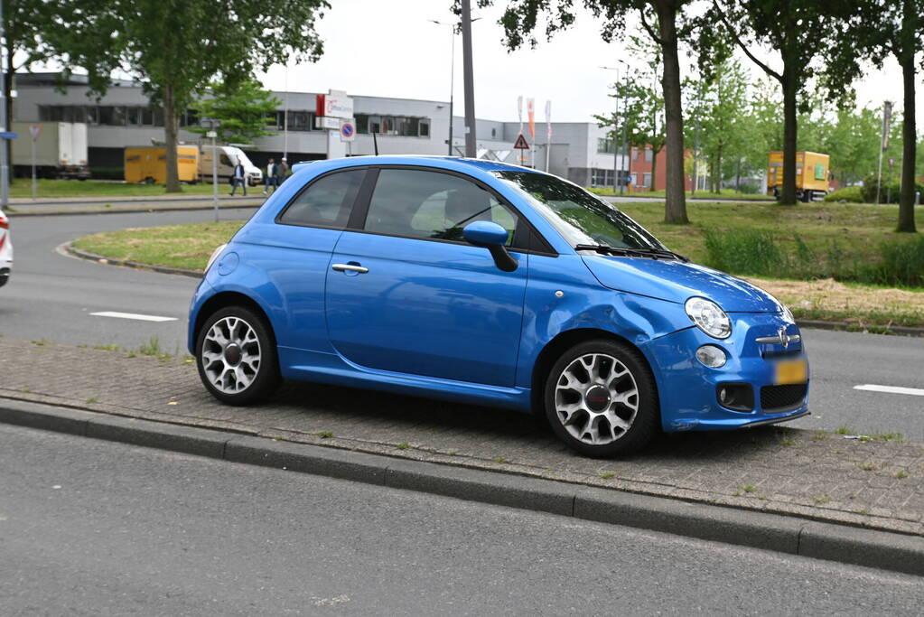 Auto eindigt tegen lantaarnpaal na voorrangsfout