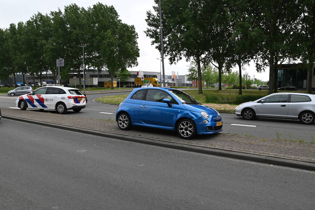 Auto eindigt tegen lantaarnpaal na voorrangsfout