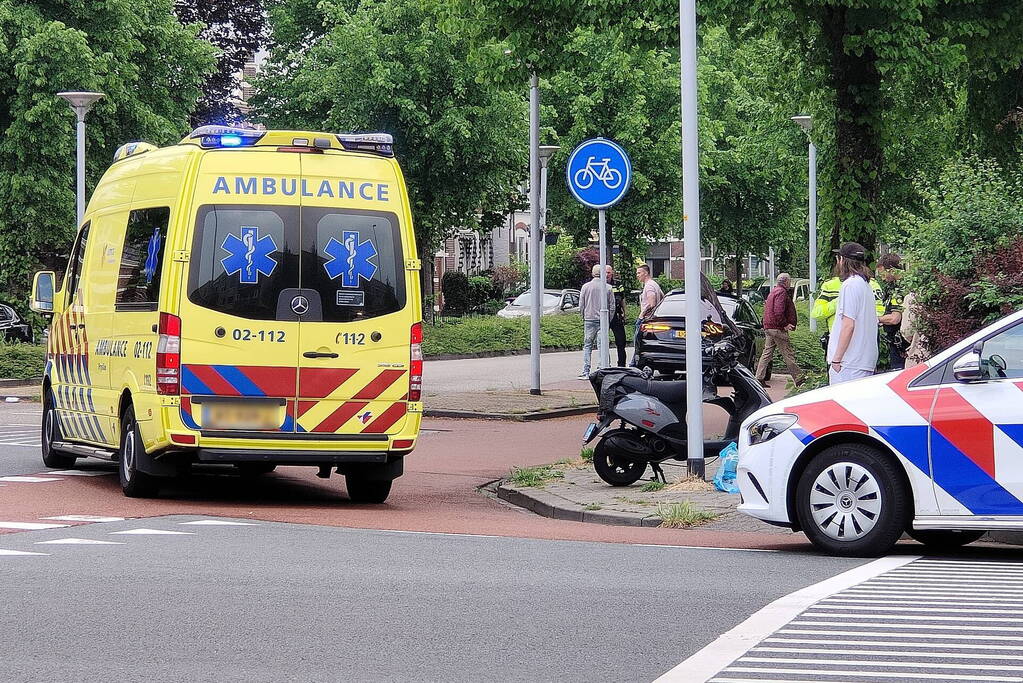 Scooterrijder en auto in botsing op kruising