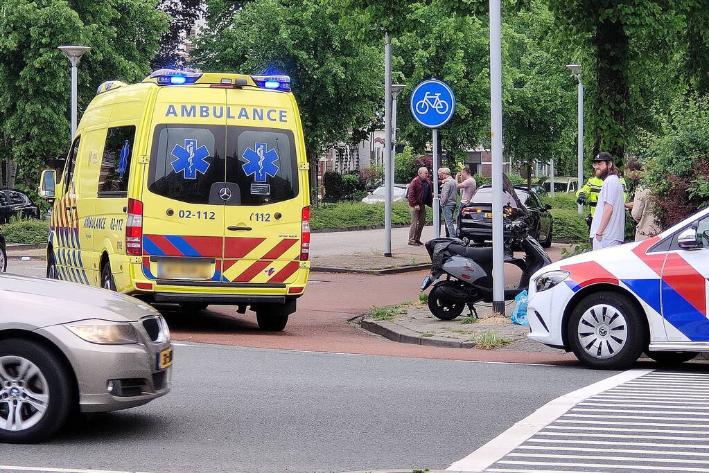 Scooterrijder en auto in botsing op kruising