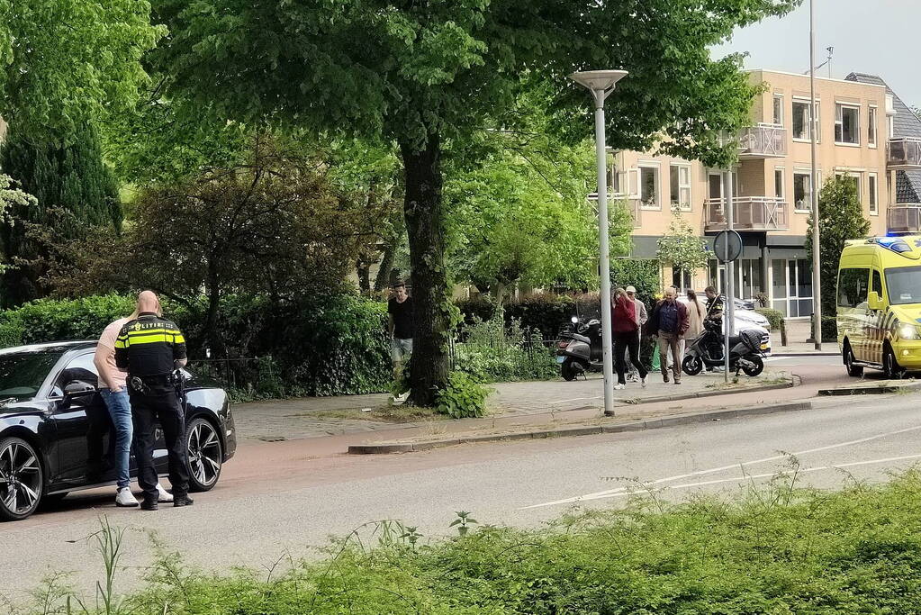 Scooterrijder en auto in botsing op kruising