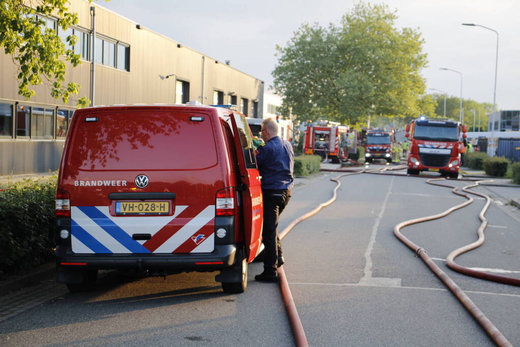 Veel rook bij grote brand in werkplaats