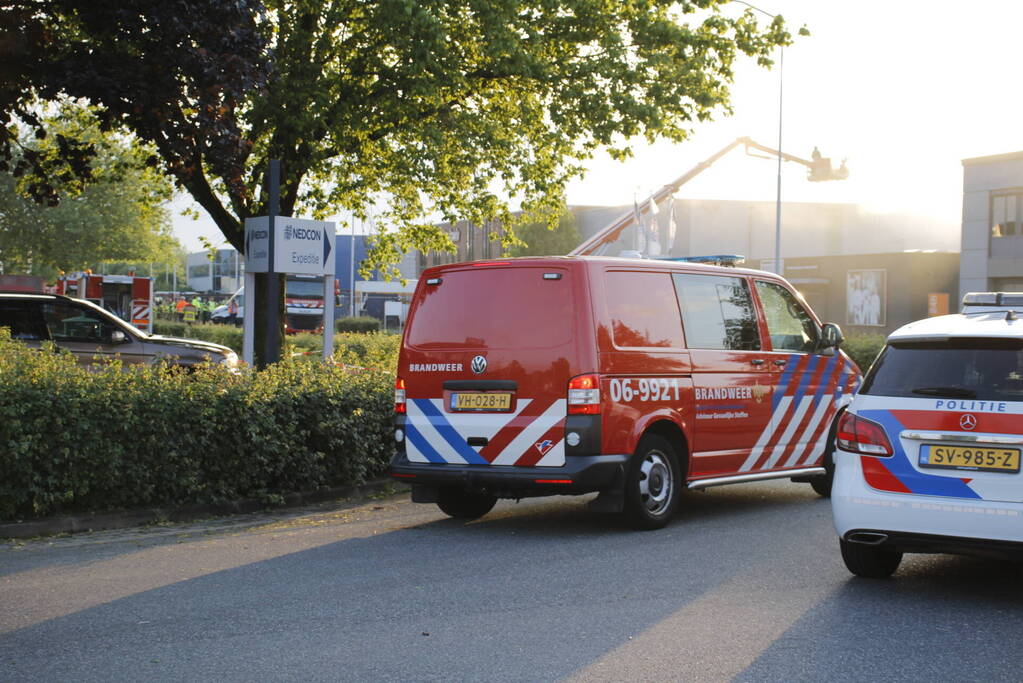 Veel rook bij grote brand in werkplaats