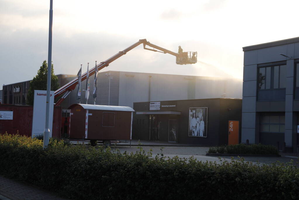 Veel rook bij grote brand in werkplaats