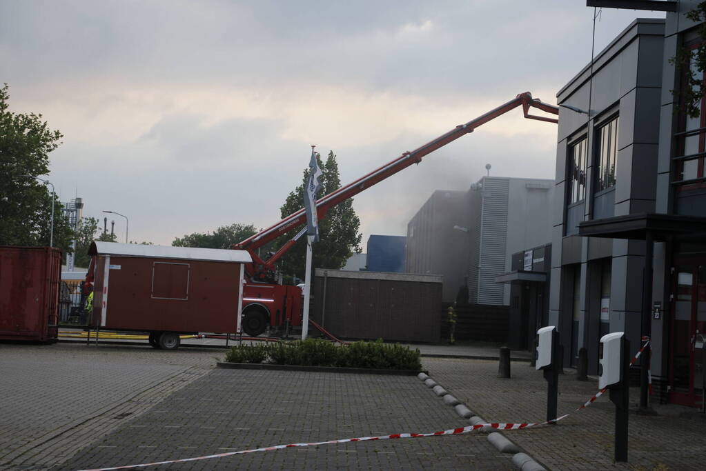Veel rook bij grote brand in werkplaats