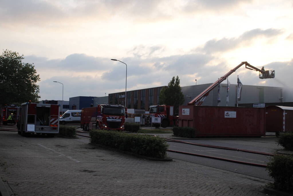 Veel rook bij grote brand in werkplaats