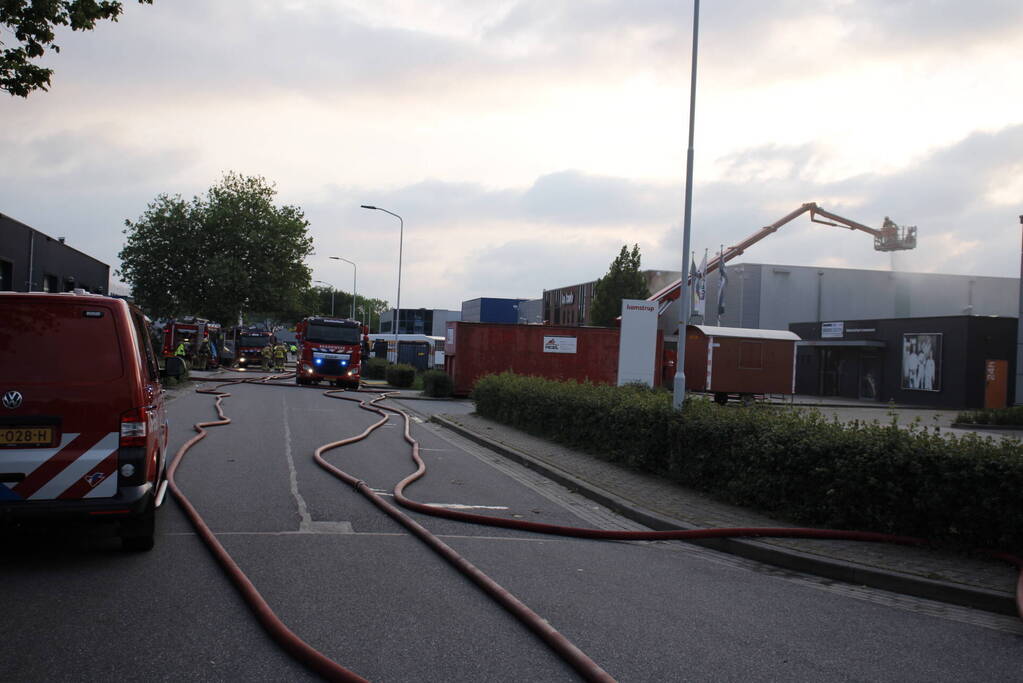 Veel rook bij grote brand in werkplaats