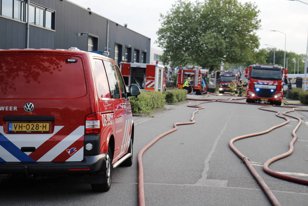 Veel rook bij grote brand in werkplaats