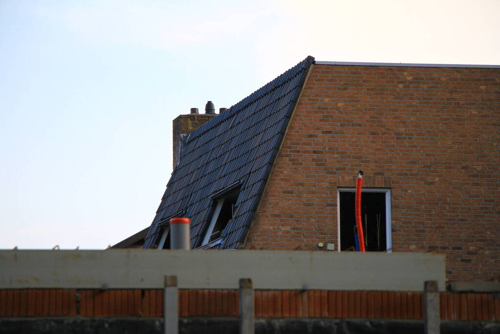 Brandweer ingezet voor losliggende dakpannen