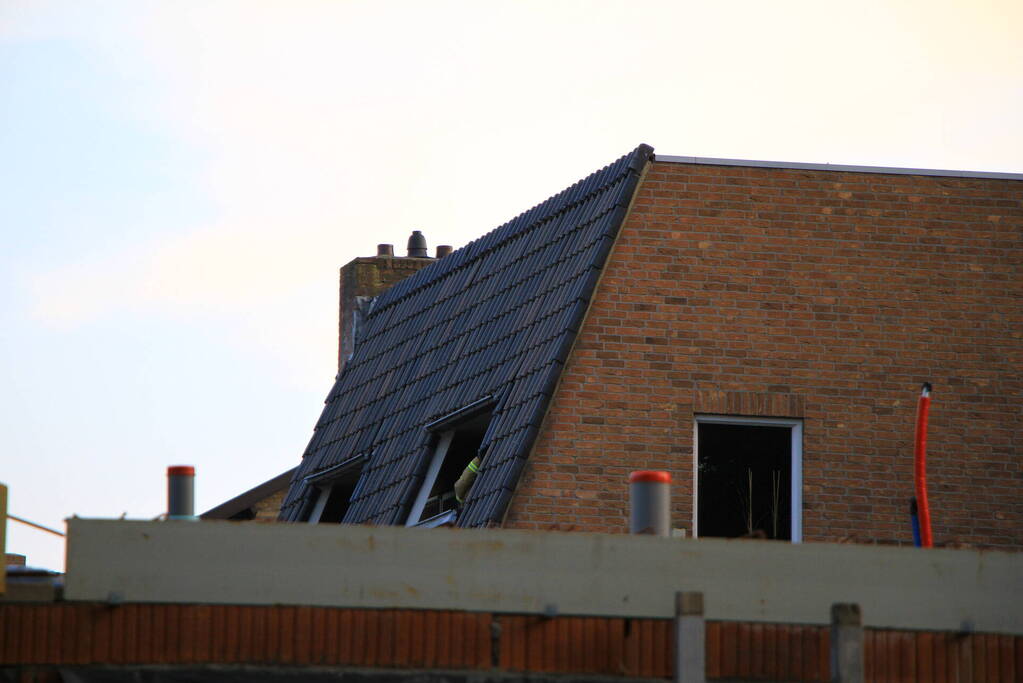 Brandweer ingezet voor losliggende dakpannen