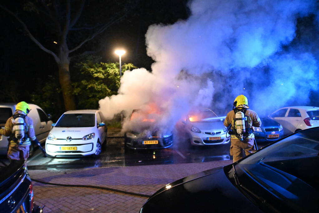 Geparkeerd staande auto verwoest vanwege brand