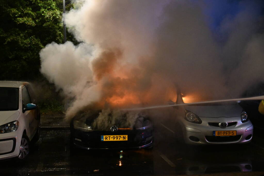 Geparkeerd staande auto verwoest vanwege brand