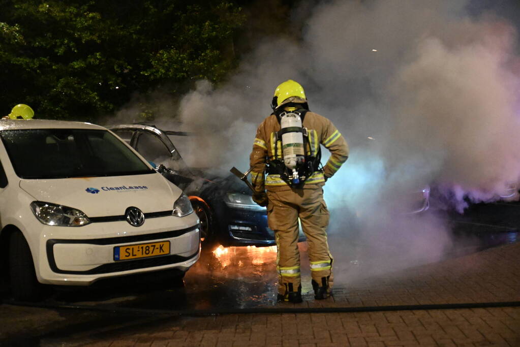 Geparkeerd staande auto verwoest vanwege brand