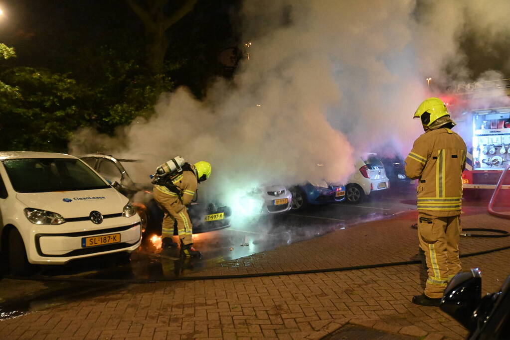 Geparkeerd staande auto verwoest vanwege brand