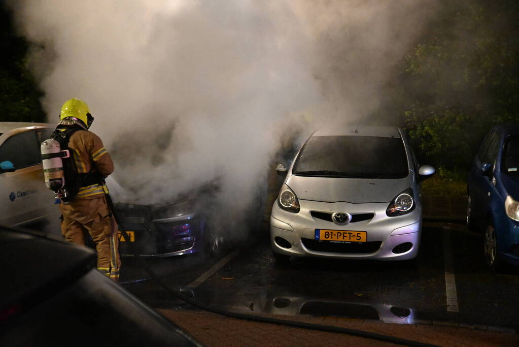 Geparkeerd staande auto verwoest vanwege brand