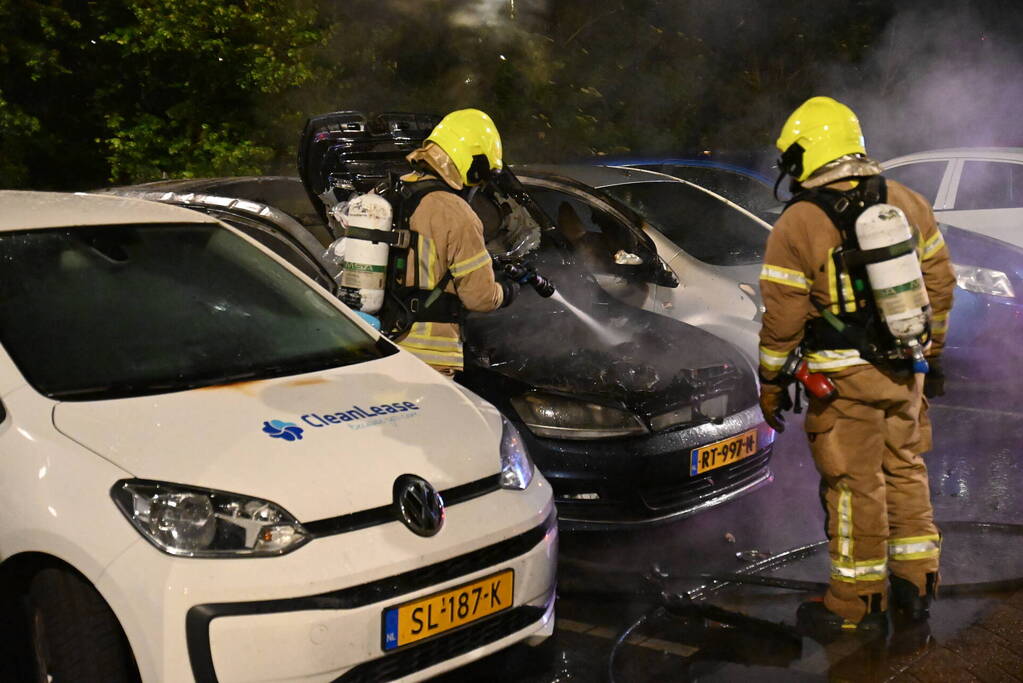 Geparkeerd staande auto verwoest vanwege brand