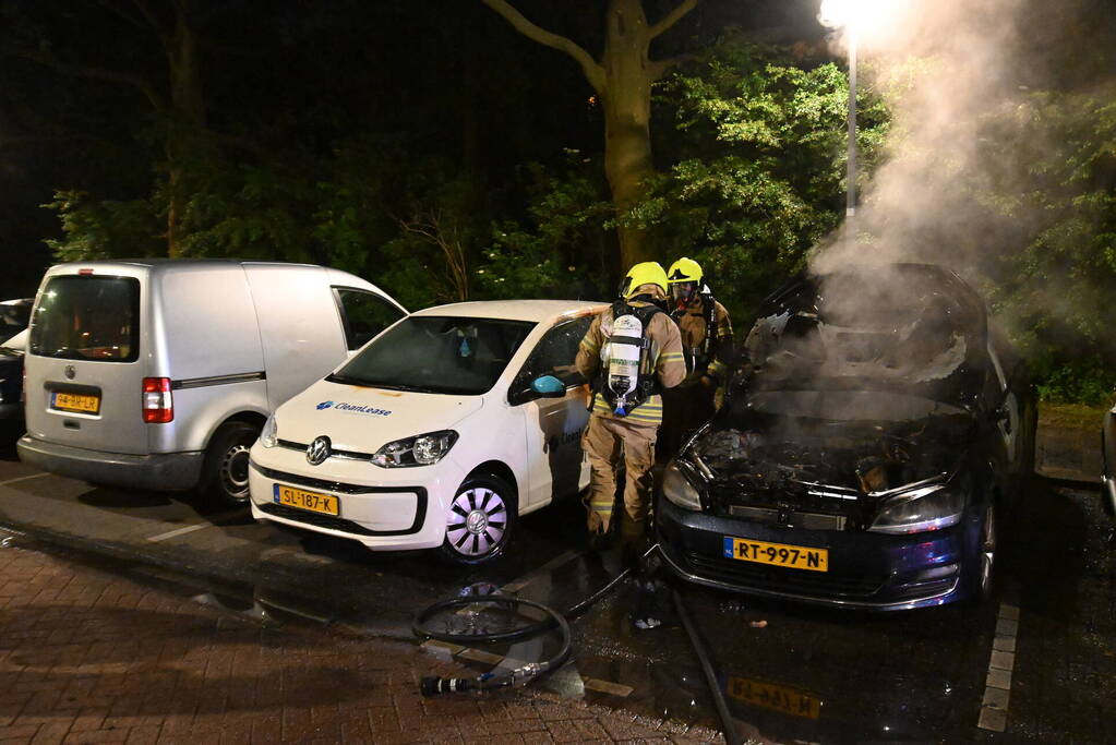 Geparkeerd staande auto verwoest vanwege brand