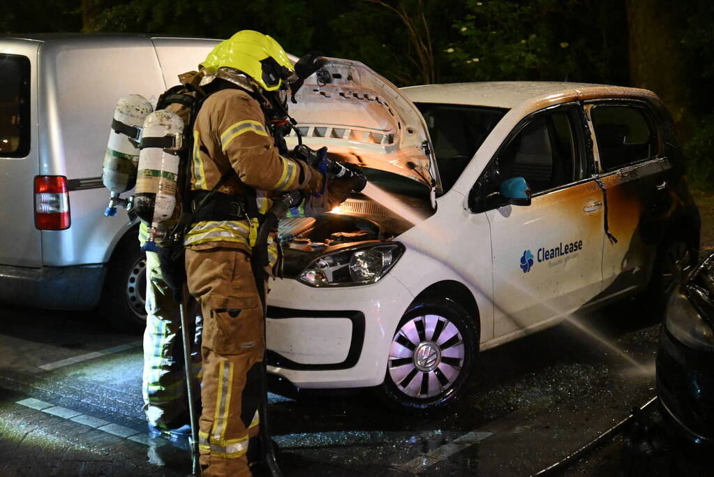 Geparkeerd staande auto verwoest vanwege brand