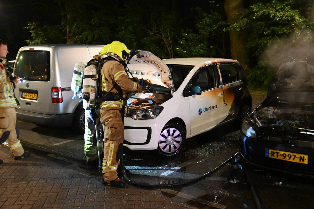 Geparkeerd staande auto verwoest vanwege brand