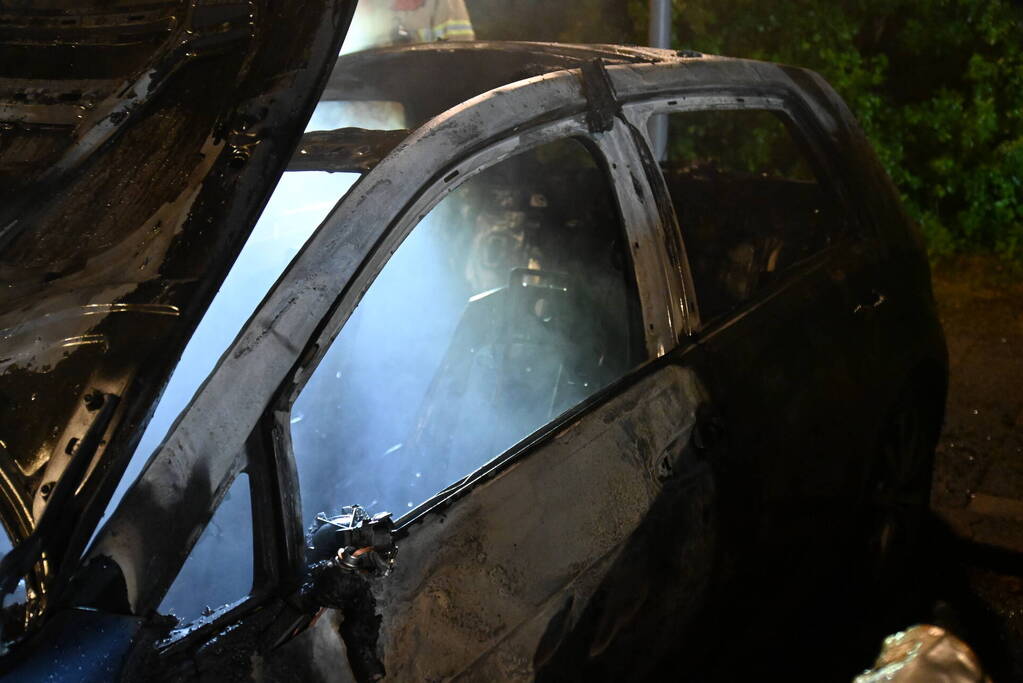 Geparkeerd staande auto verwoest vanwege brand