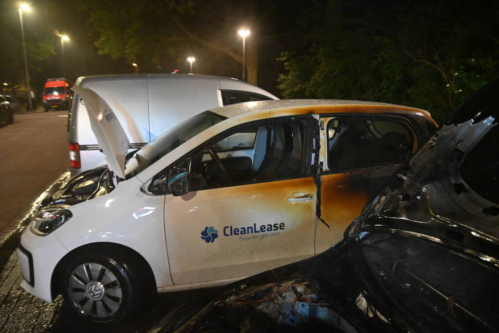 Geparkeerd staande auto verwoest vanwege brand