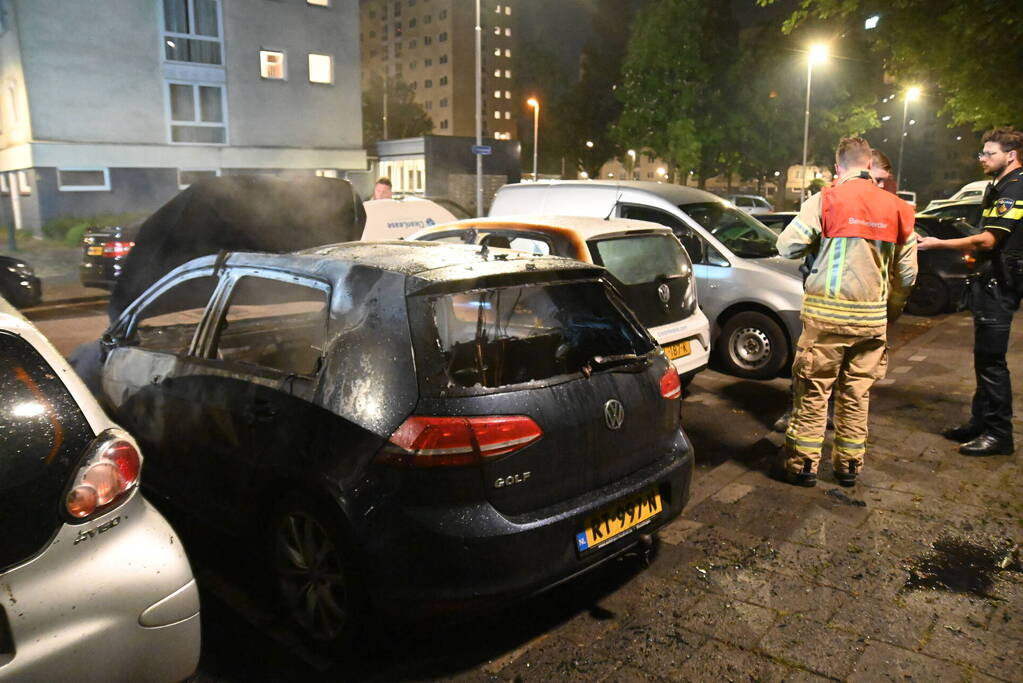 Geparkeerd staande auto verwoest vanwege brand