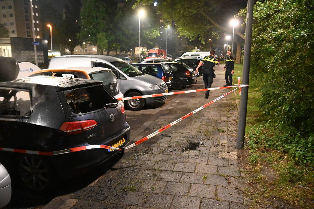 Geparkeerd staande auto verwoest vanwege brand