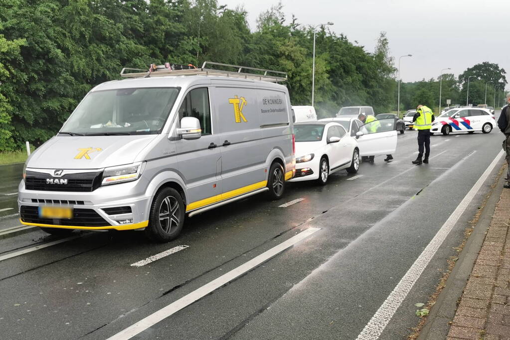 Meerdere voertuigen botsen voor verkeerslichten