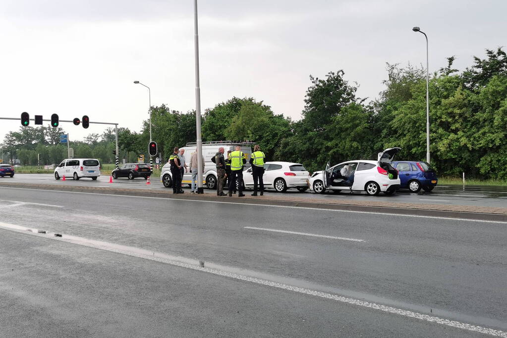 Meerdere voertuigen botsen voor verkeerslichten