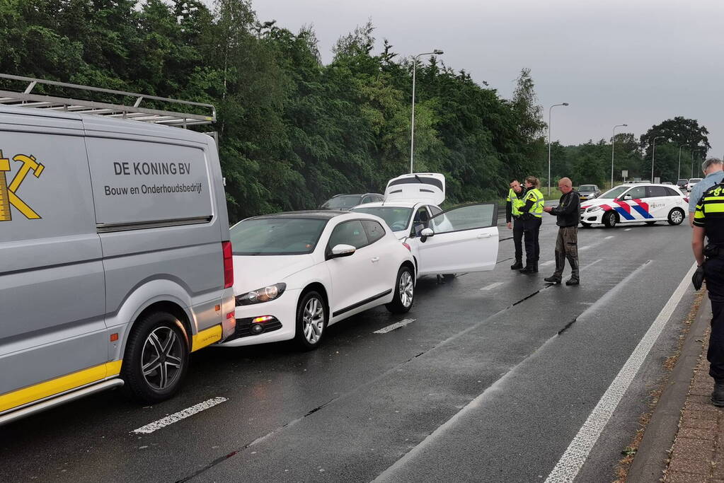 Meerdere voertuigen botsen voor verkeerslichten