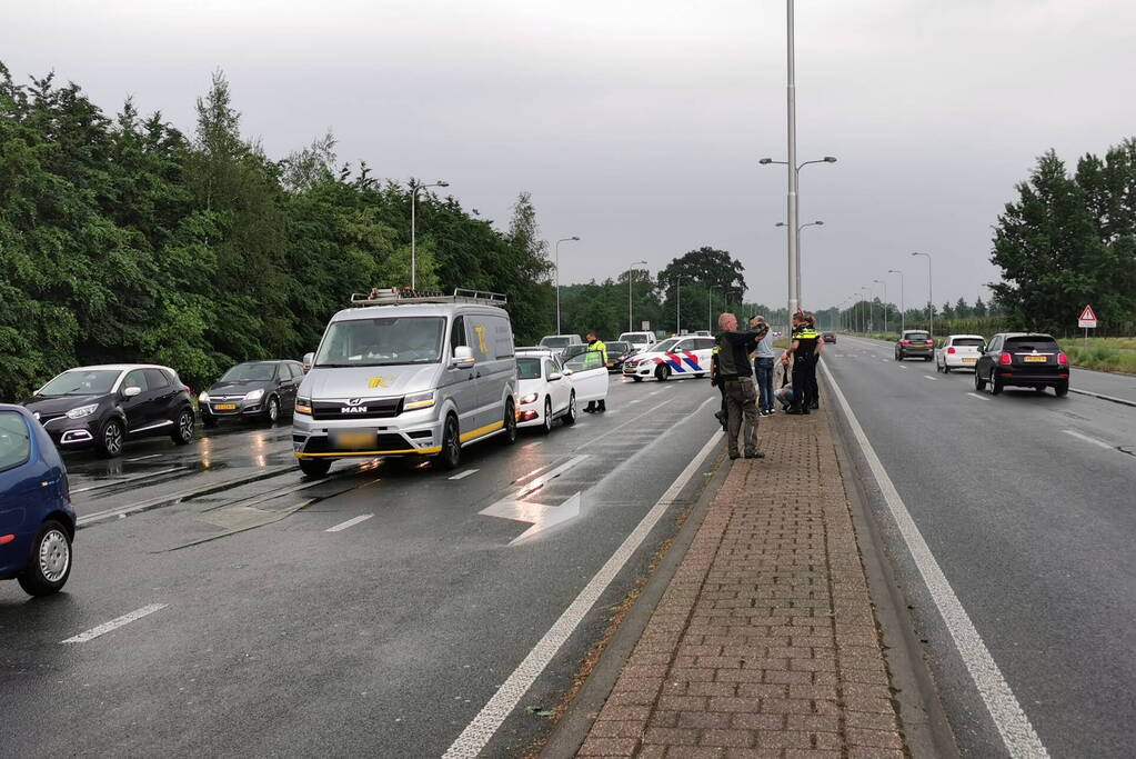 Meerdere voertuigen botsen voor verkeerslichten
