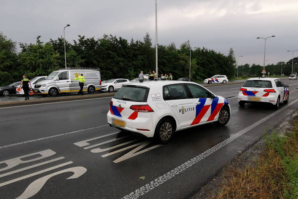 Meerdere voertuigen botsen voor verkeerslichten